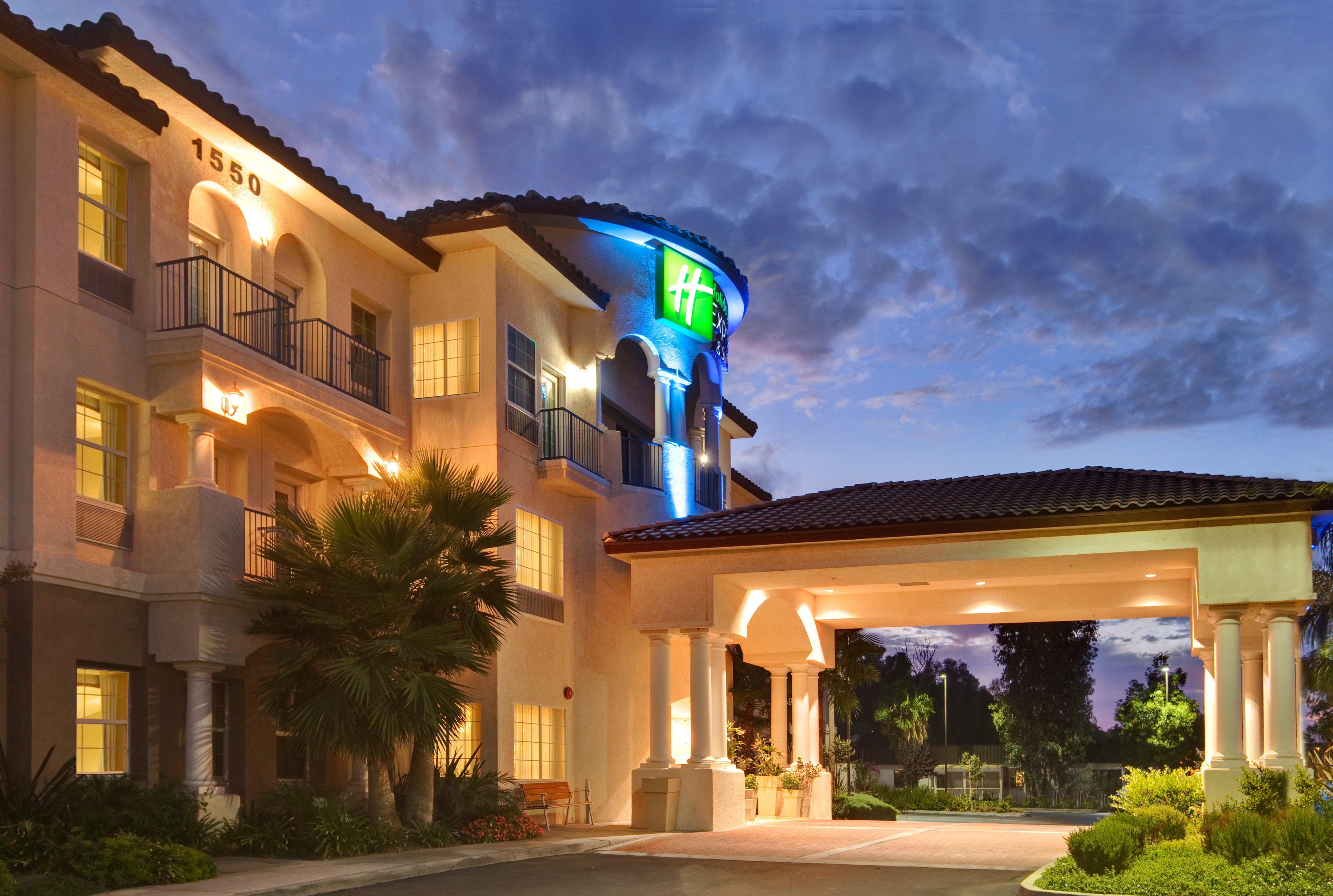 Holiday Inn Express & Suites Corona, An Ihg Hotel מראה חיצוני תמונה